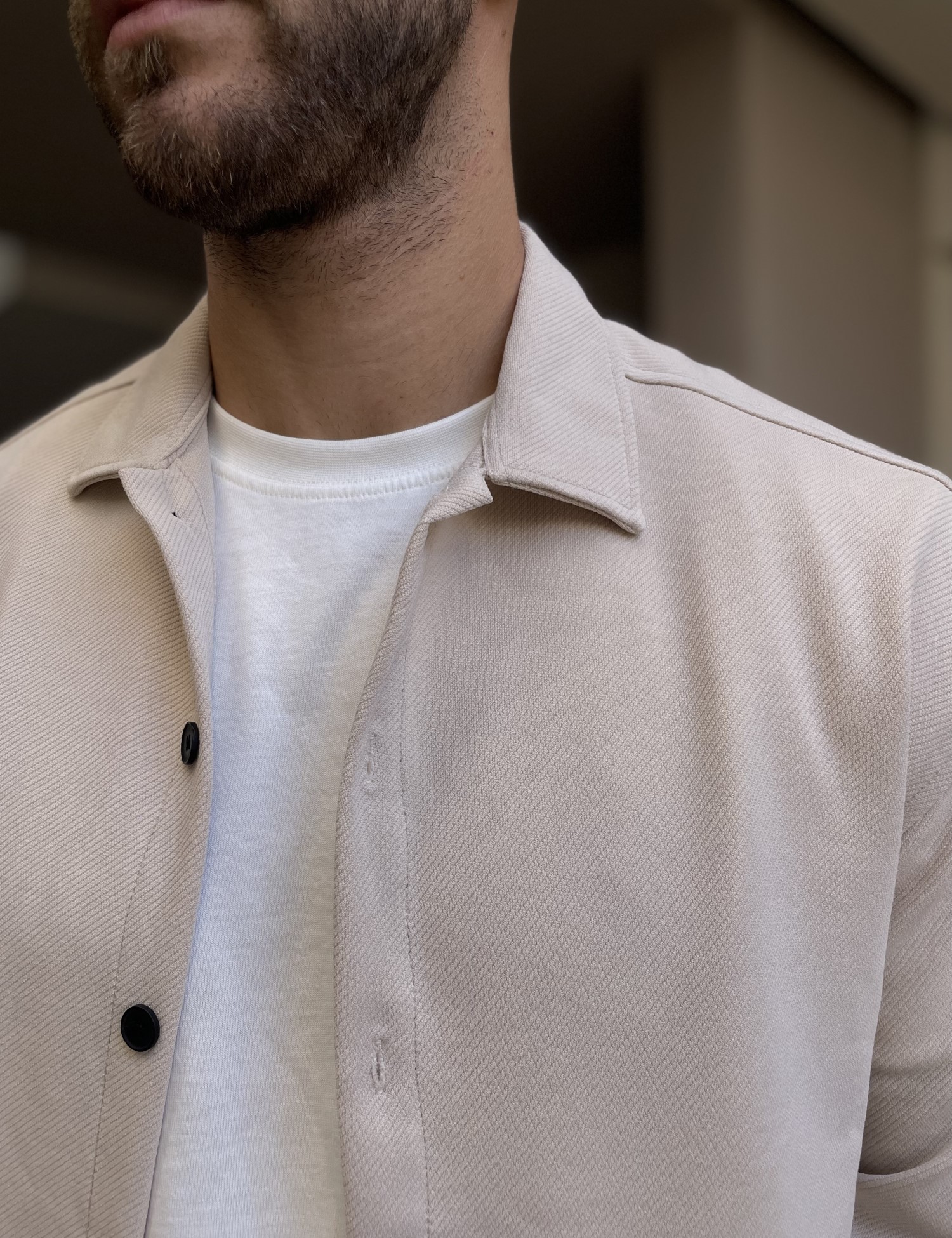 Ανδρικό μπεζ διαγωνάλ Overshirt με γιακά RMZ456B φωτογραφία